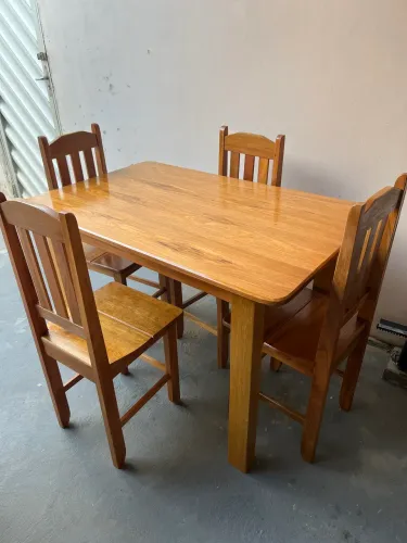 Mesa de jantar Madeira maciça 4lugares nova de fábrica. Entregamos 