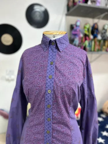 Camisa Colcci Vintage Y2K com mix de estampas em tons de roxo
