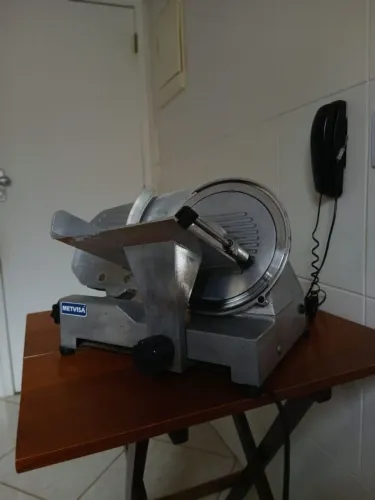 Cortador de Frios - Metvisa 127v. Inox usado