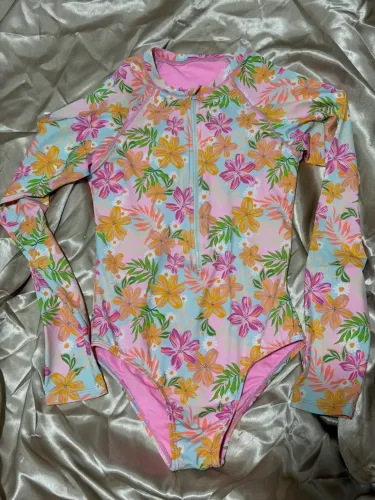 Maiô infantil de manga longa com vibrante estampa floral colorida