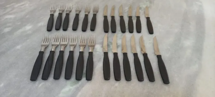 12 garfos e 12 facas para churrasco com pouco uso (retirada no local)