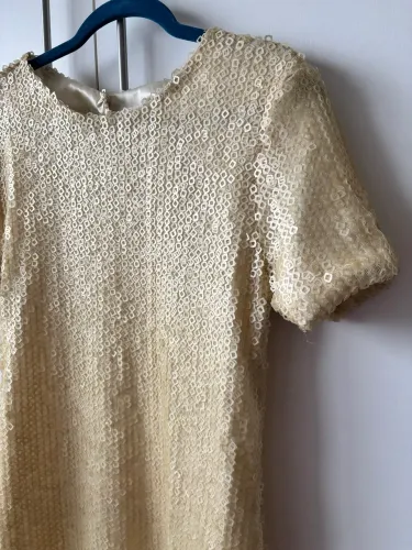 Vestido decotado em paetê