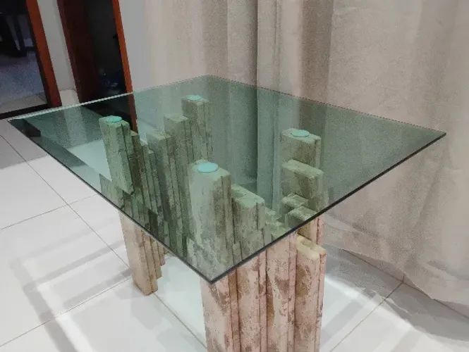 Mesa de centro de vidro e mármore