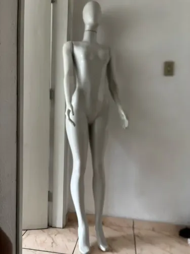 Manequim branco feminino