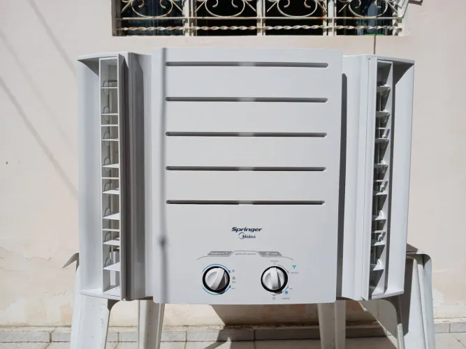 Ar condicionado Springer Midea 7500 BTu Janela Mecânico 220v está bem comservado 