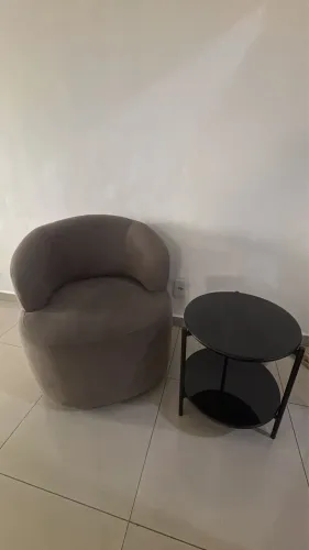 Poltrona Giratória Carmin Castor + Mesa de Canto com Tampo de Vidro Hayden Preto