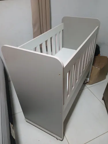 Mini berço com gaveta e rodinhas