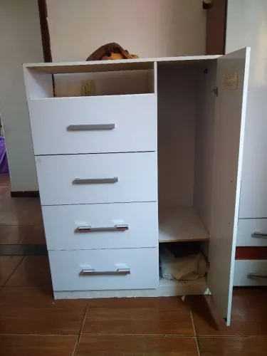 Cômoda em ótimo estado , bem espaçosa,