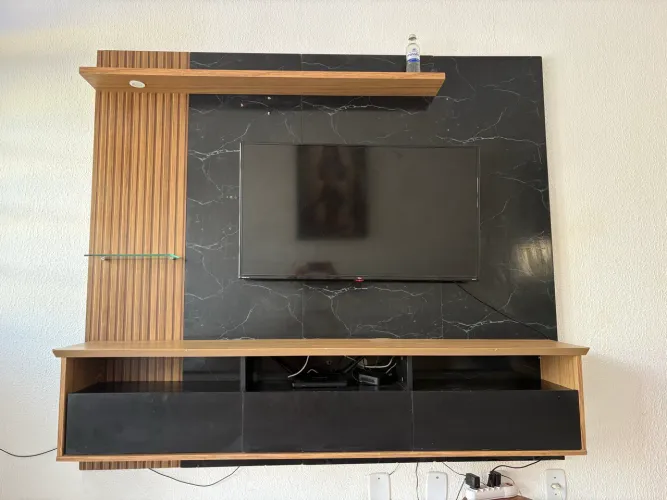 Painel preto amadeirado