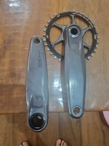 Pedivela Sram GX lunar, DUB, 175mm, com coroa de 34 dentes.