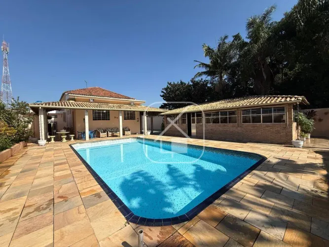 Casa térrea com terreno de 1.108m² beira rio á venda no centro de Guararema - SP