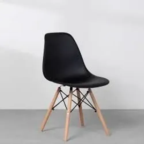 Cadeira Eames Eiffel com Base de Madeira - Preto<br>