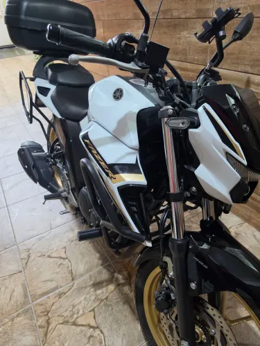 Yamaha Fazer FZ25 2025 com acessórios