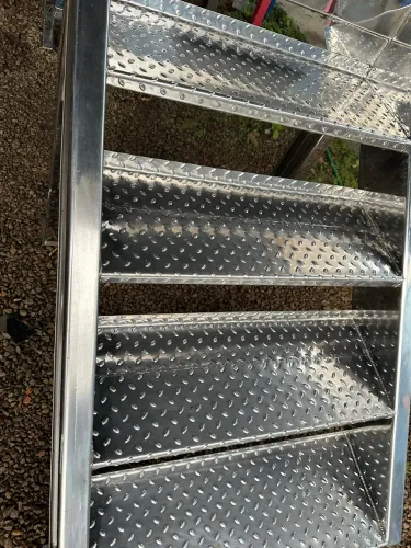 Escada de aço inox com aberturas laterais para 2 pulmões.