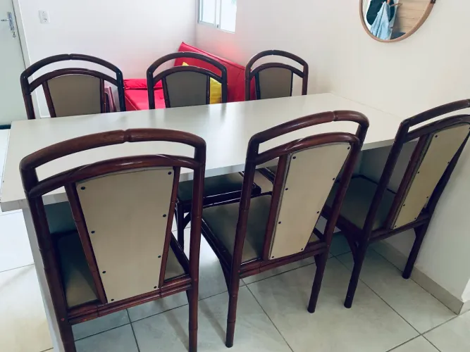 Conjunto mesa de jantar + cadeiras de madeira maciça