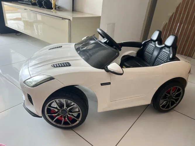Vendo carrinho elétrico infantil modelo Jaguar Bandeirantes, em excelente estado d