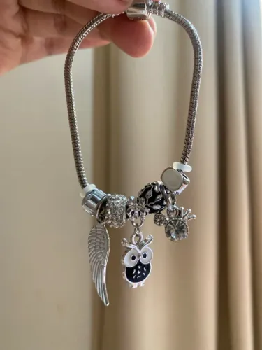 Pulseira prata com berloque