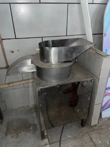 Duas Máquinas de batata, uma e descascador e a outra picador ?