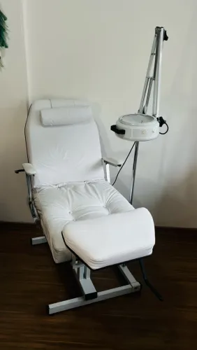 Maca/ cadeira podologia com luminária