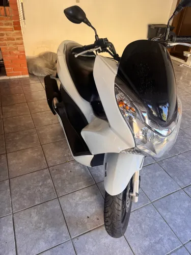 VENDO MOTO PCX MUITO INTEIRA