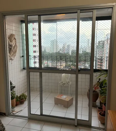 Porta de correr: vidro com esquadria em alumínio