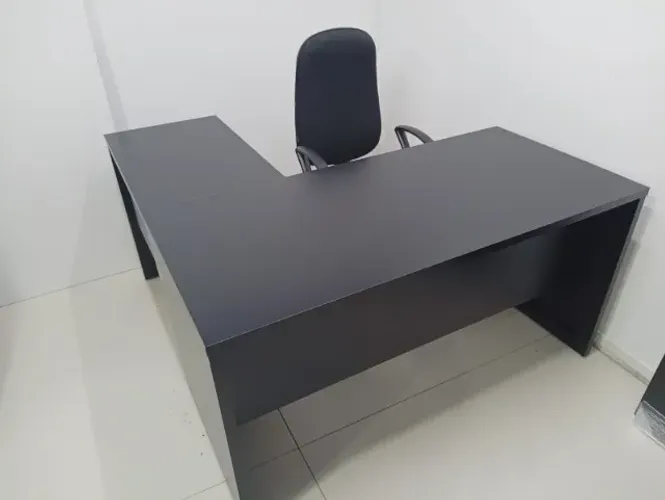 Mesa de escritório em L