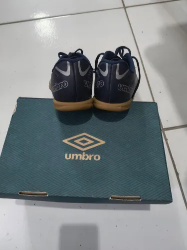 Chuteira society umbro 