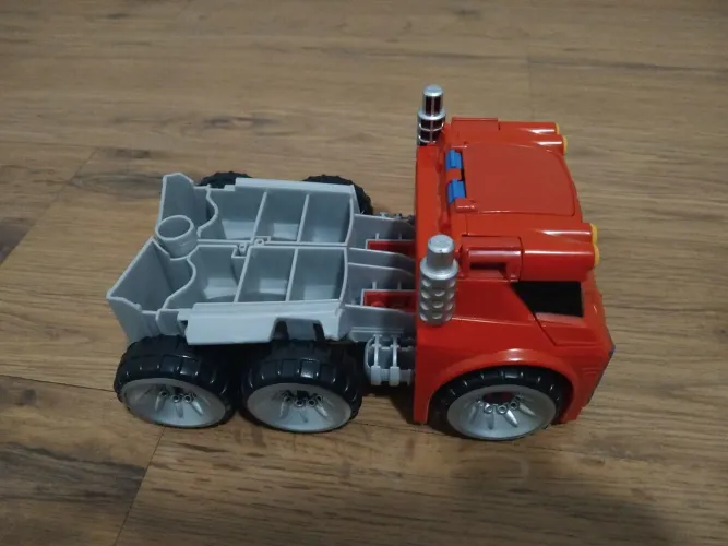 Brinquedo Transformers Optimus Prime.