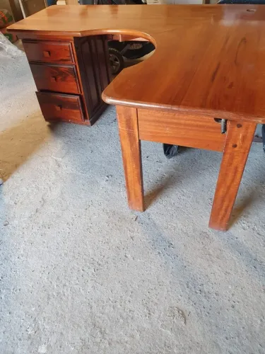Mesa de madeira 180x145 - 3 gavetas