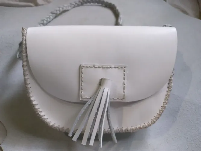 VENDE-SE BOLSA BRANCA ACABAMENTO NATURAL; 50 REAIS A VÍSTA 
