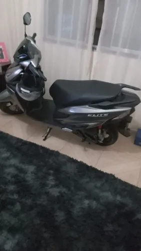 Vende-se Honda Elite super nova.