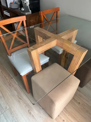Mesa de jantar base em madeira e tampo de vidro