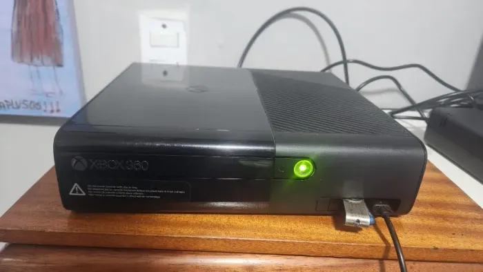 Xbox 360 Super Slim Bloqueado 1538 C/Acessórios e Jogo Aleatório ( Leia a Descrição )
