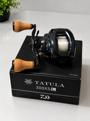 CARRETILHA DAIWA TATULA 300 + KIT GOMEXUS | PERSONALIZADA