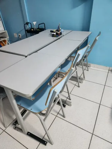 16 Conjuntos mesa e cadeira escolar