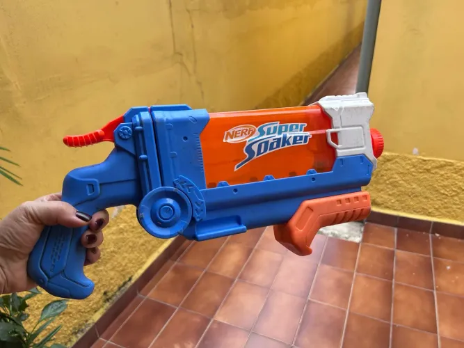 Nerf super soaker atira água