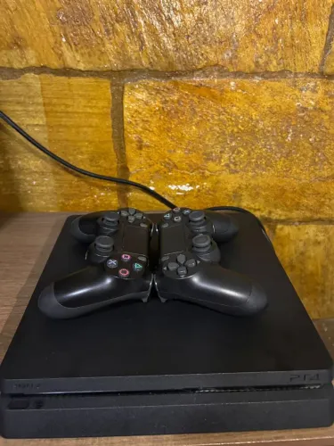 PS4 Slim 1TB + 2 Controles