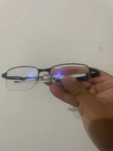 Vende-se armação da Oakley com proteção de filtro azul