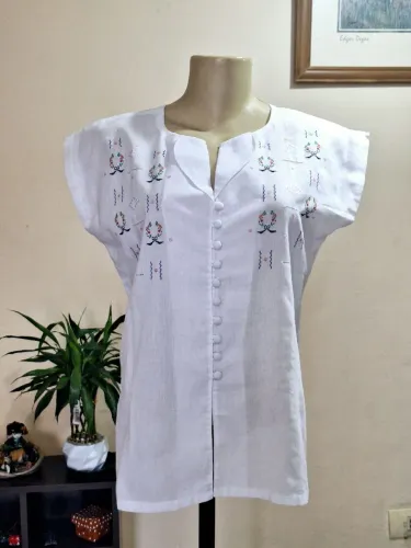 Blusa branca bordada
