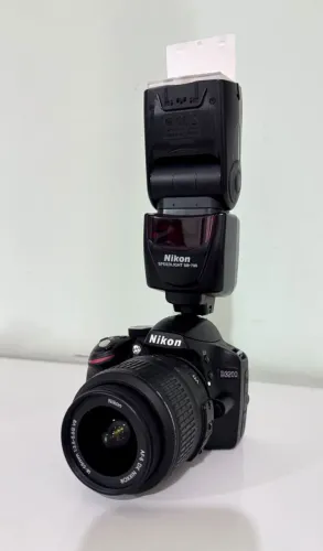 Câmera Nikon D3200 com flash Nikon SB-700