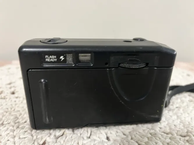 Máquina fotográfica antiga para decoração/teste