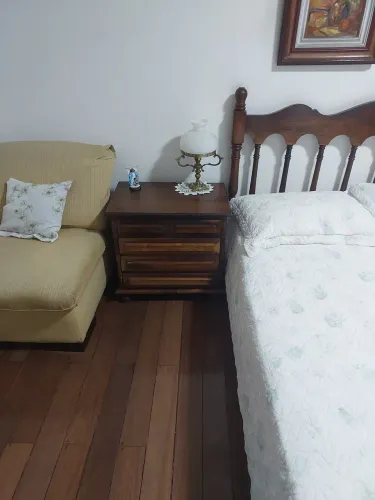 Cama de casal em madeira e 2 criados mudos