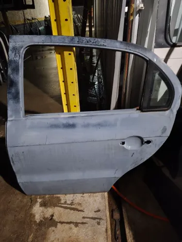 Porta traseira esquerda Gol Voyage G5 G6 G7 G8 detalhe