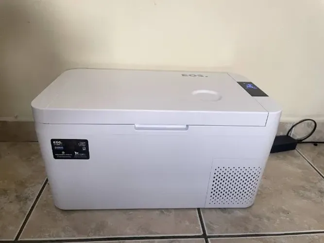 Freezer e Geladeira Portátil EOS 18 Litros Dupla Ação Quadrivolt EFC20 110V/220V/12V/24V
