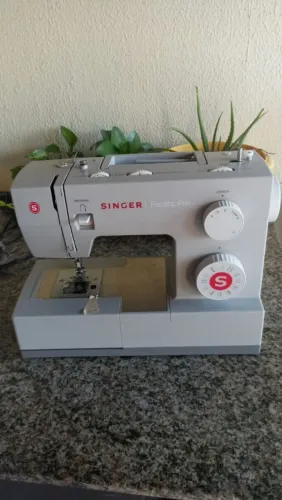 Máquina reta Singer facilita pro