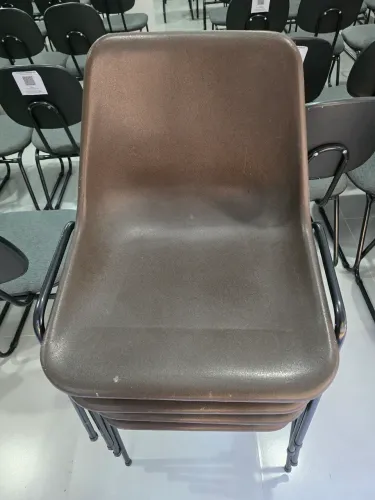 Cadeiras de Plástico com suporte de ferro