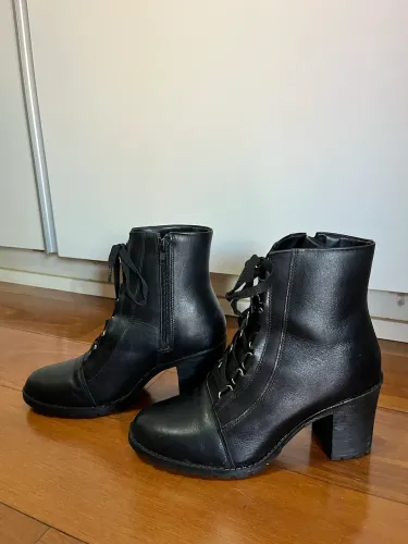 Bota/Coturno preto com salto médio 