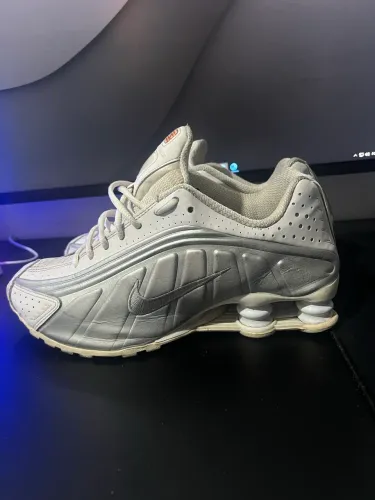 Nike Shox R4 Original - Tamanho 39 | Branco/Prata