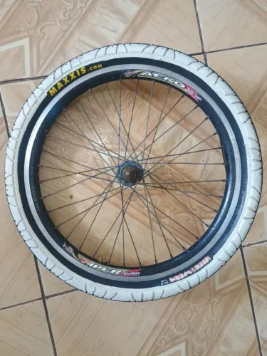 Pneu maxxis hookworm aro 20 com rodas Viper aero XT 900 gallic
