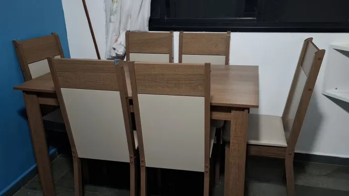 Vendo se um mesa de 6 cadeiras